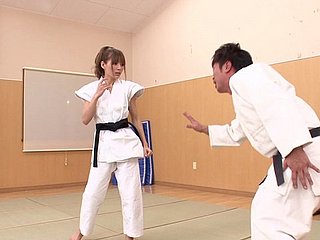 Spectacular karate cô gái Nhật Bản quyết định làm một số riding blarney