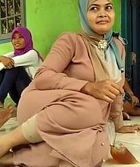 Mooie Indonesische moeder to hijab