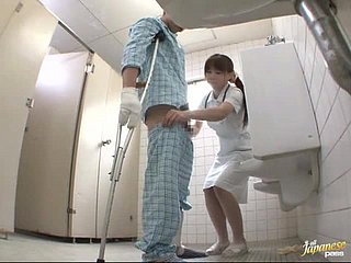 jururawat simmering Jepun memberikan handjob untuk pesakit