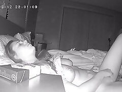 Junge Shy Abitur Schlampe spielt mit ihrer Pussy vor dem Schlafengehen Versteckte Kamera