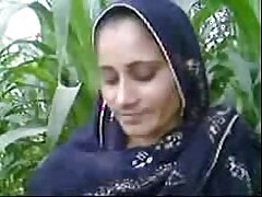 Ragazza del villaggio pakistana scopata dalla sua cousioni in campo aperto