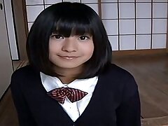 Sevimli japon üniversite piliç onun üniforması içinde seksi görünüyor