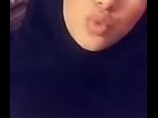 Gadis Hijabi Muslim dengan payudara besar mengambil membrane selfie seksi