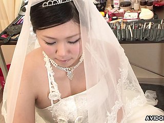 Brünette Emi Koizumi respectfully sich unzensiert auf Hochzeitskleid gefickt.