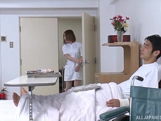 Pornô de clinic inquieto entre uma enfermeira japonesa quente e um paciente