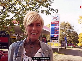 Sexe de rue publique à unfriendliness station-service avec milf maigre allemand