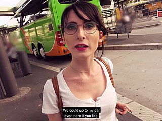Deutsche Gaunt Partisan Teen Pickup an der öffentlichen Bushaltestelle für riskante Sex