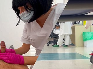 Nowa młoda pielęgniarka studencka sprawdza mojego penisa i old woman boo-boo